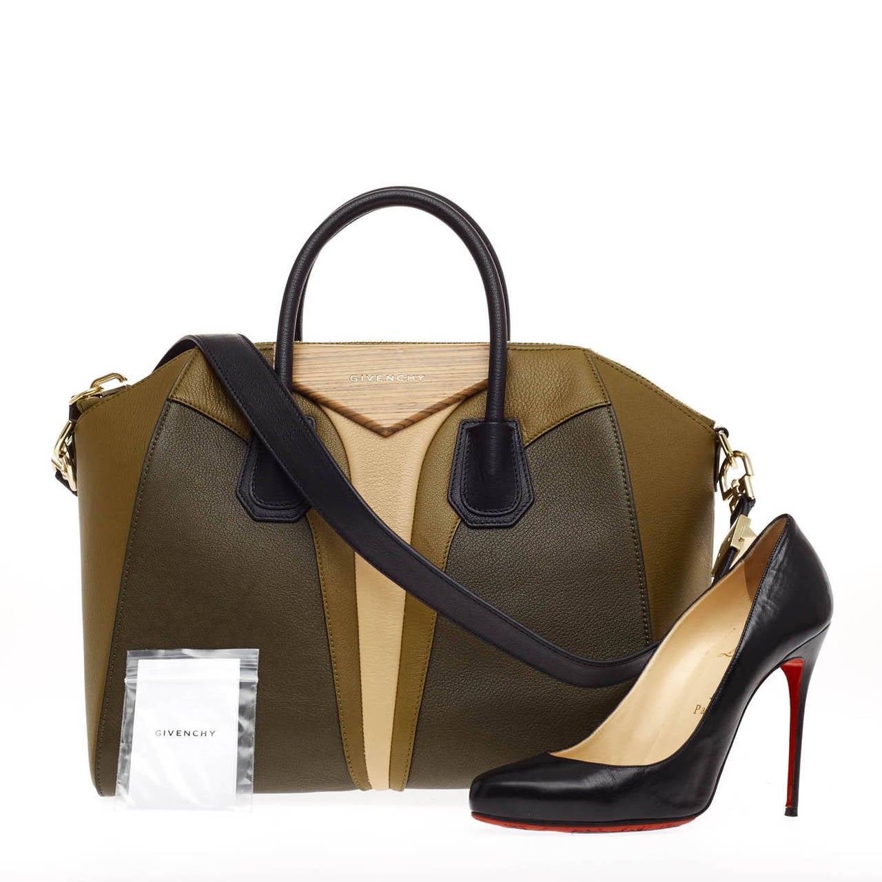 This stylish authentic Givenchy Antigona Bag Leather Tricolor Medium debuting in Spring/Summer 2013 is designed in tricolor grained leather geometric cuts of olive green, black and tan hues. This bag features a unique lacquered wooden triangular