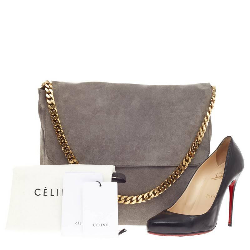 This authentic Celine Gourmette Shoulder Bag Suede Large mixes simple style with luxurious craftsmanship. Crafted from light gray suede, this slouchy, no-fuss hobo features a large frontal flap and single gold chain strap. The black leather-lined