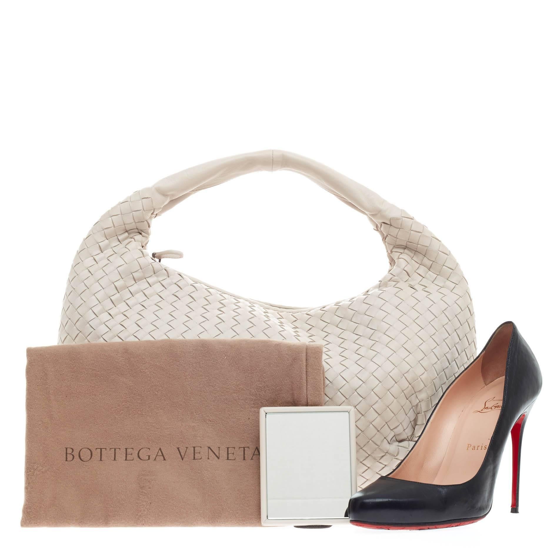 This authentic Bottega Veneta Belly Hobo Intrecciato Nappa Medium is a timelessly elegant bag with a casual silhouette. Constructed from off white nappa leather woven in Bottega Veneta's signature intrecciato method, this functional everyday hobo