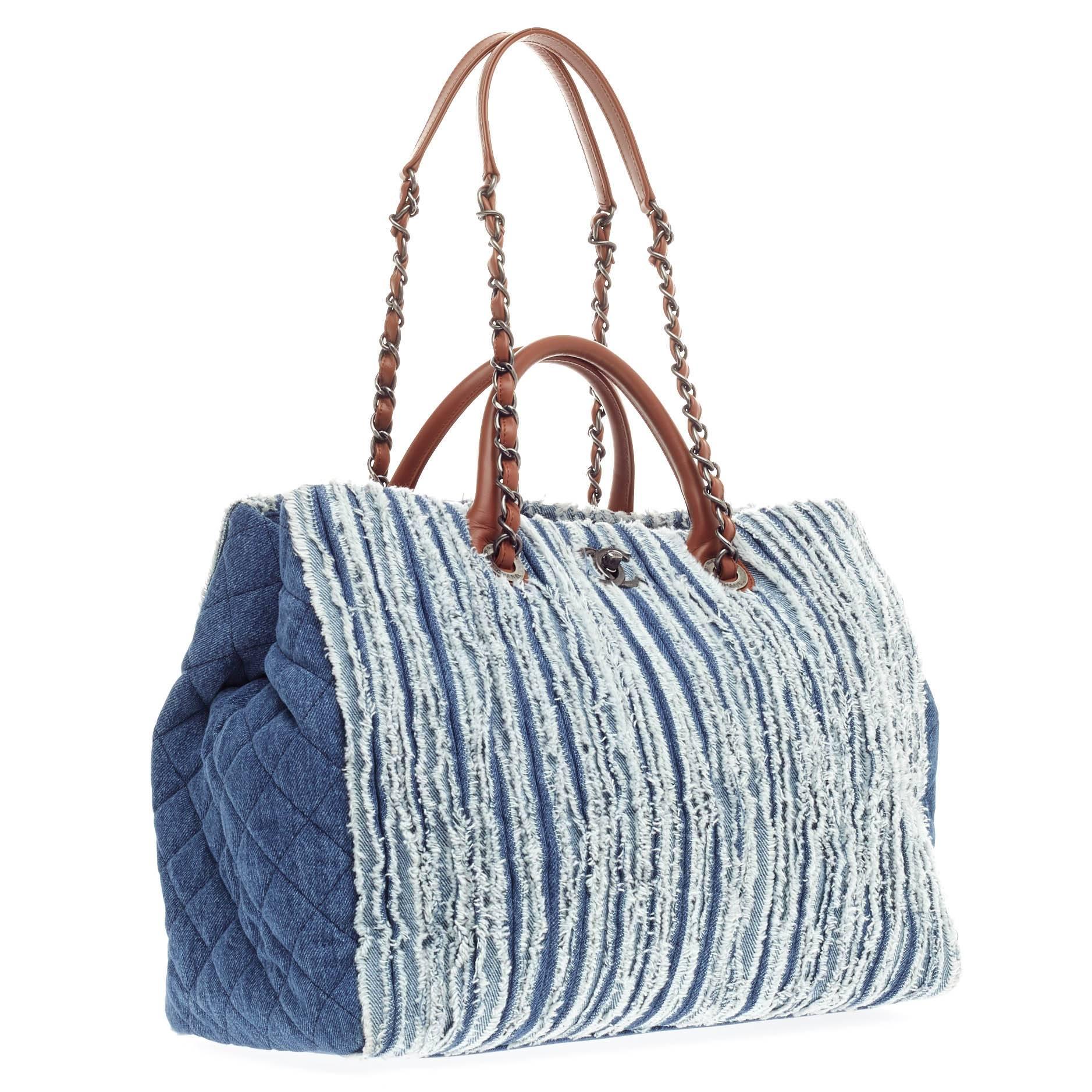 Chanel Einkaufstasche Fringe Denim Large im Zustand „Gut“ in NY, NY
