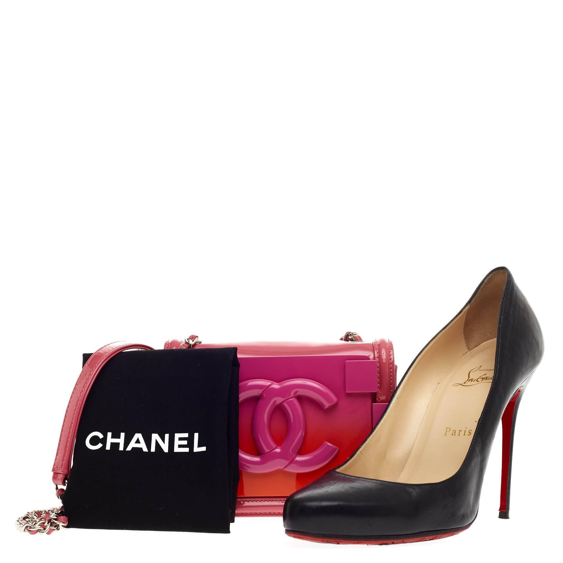 This authentic Chanel Boy Brick Flap Patent and Plexiglass Mini presented during the brand's Spring/Summer 2014 Collection merges avant-garde style with funky, high-art influences for a refreshingly inspired accessory. Crafted in pink patent leather