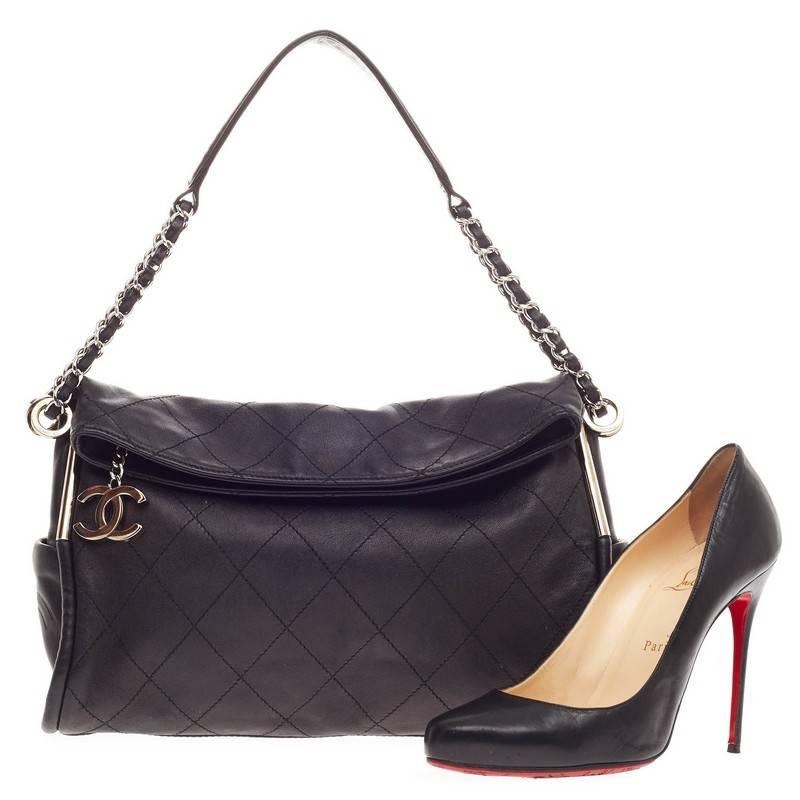 Dieses authentische Chanel Ultimate Soft Hobo Quilted Leather Medium ist elegant und verführerisch und spricht die moderne Frau mit seiner lässigen Natur und seinem schicken Design an. Dieser schlichte Hobo aus weichem:: schwarzem:: gestepptem Leder