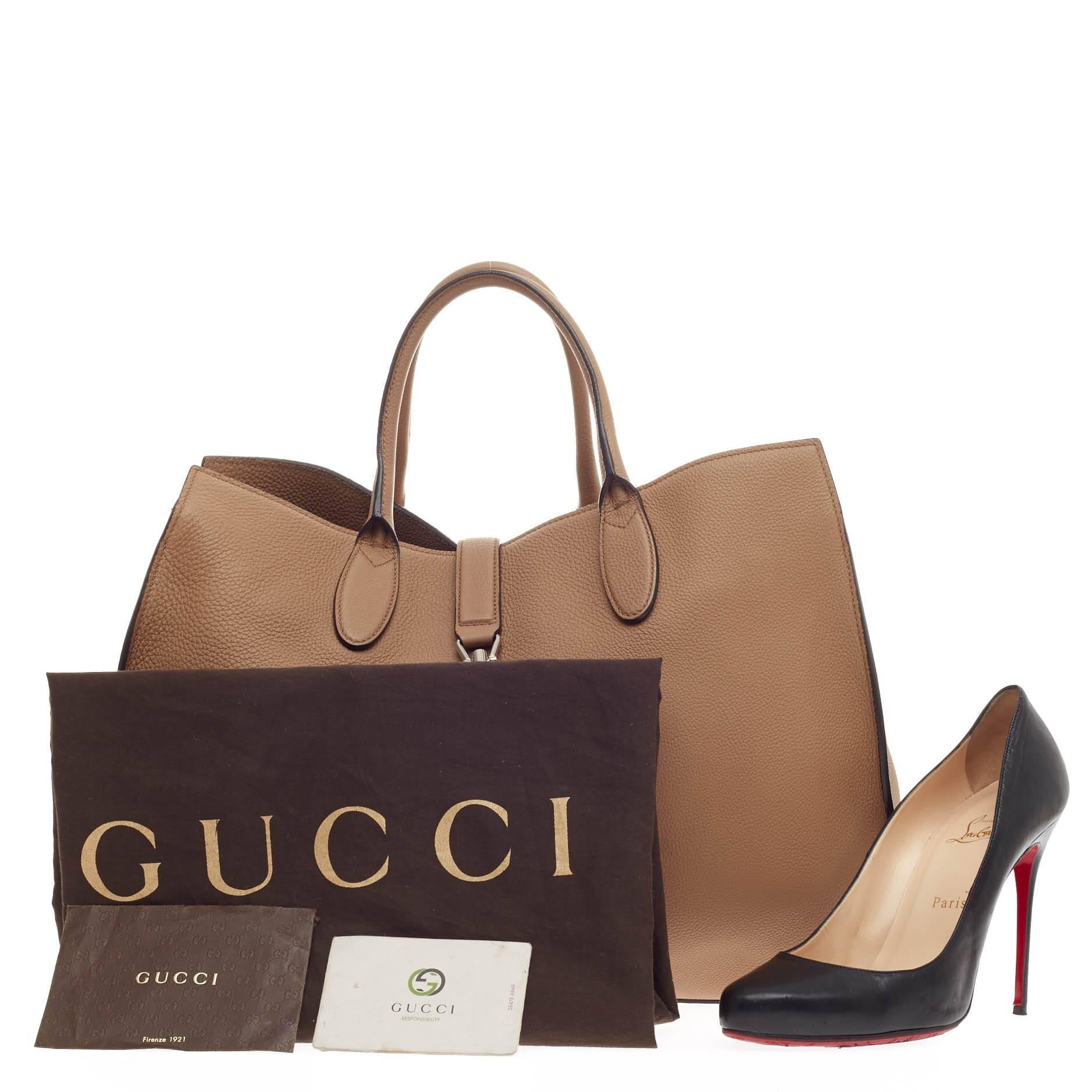This authentic Gucci Jackie Soft Tote Pebbled Leather Large is a must-have tote fit for the modern woman. Constructed from beige pebbled leather, this iconic, minimalist take on the iconic Jackie features a soft-structured silhouette, dual-rolled