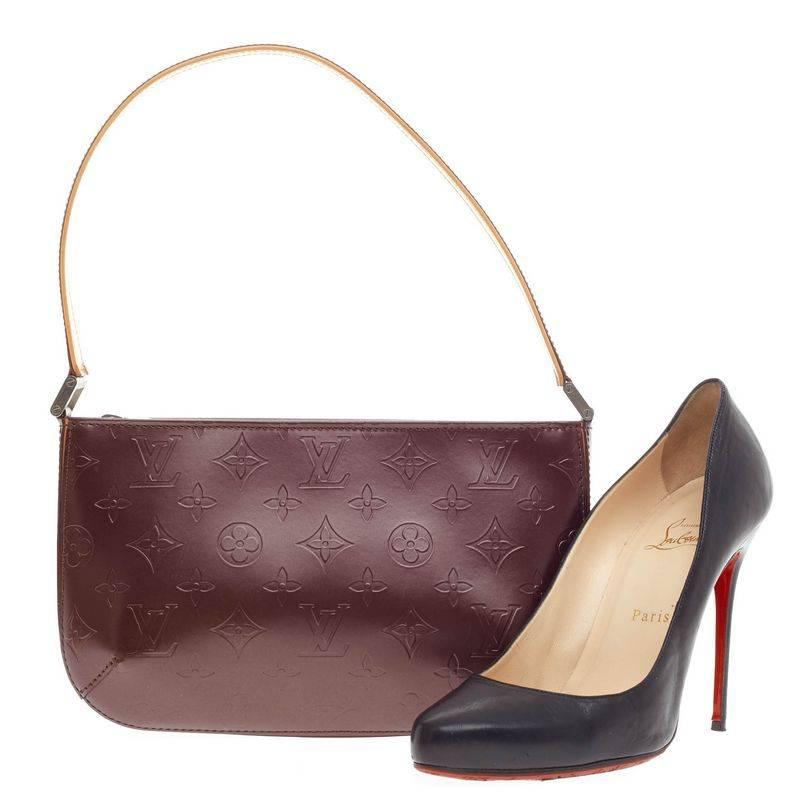 Diese authentische Louis Vuitton Mat Flower Monogram Vernis aus der limitierten Mat-Kollektion 2002 der Marke ist eine schlichte:: aber stilvolle Tasche. Diese beliebte:: violette Pochette aus mattem Vernis hat einen Schulterriemen mit einer