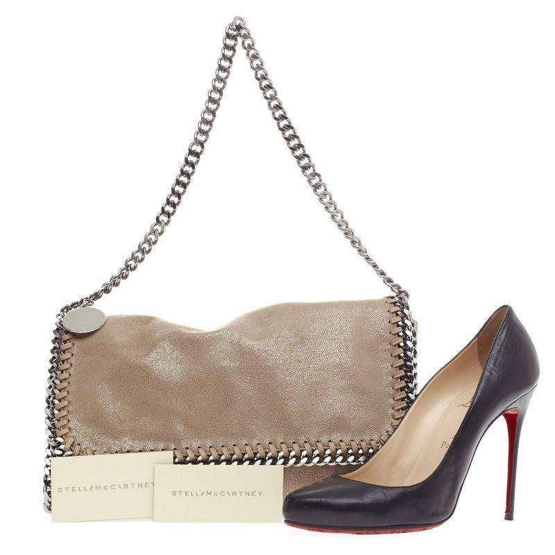 Diese authentische Stella McCartney Falabella Flap Bag Shaggy Deer ist perfekt strukturiert mit klassischem taupefarbenem Zottelwild:: das auffällig und doch dezent ist. Diese schicke Überschlagtasche verfügt über silberne Kettengliedergriffe und