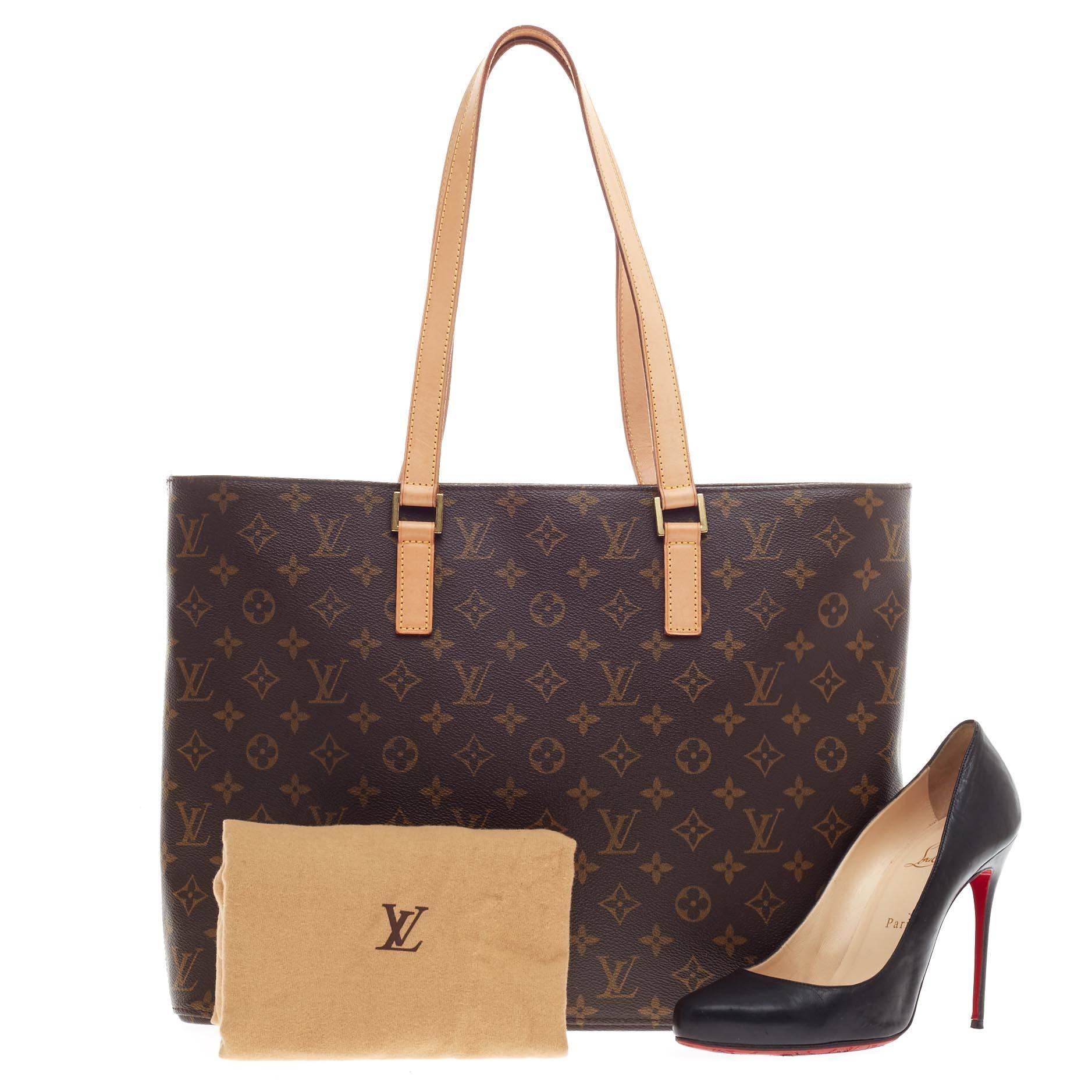 Diese authentische Louis Vuitton Luco Tote Monogram Canvas ist ein klassisches Tote-Design:: das mit dem kultigen LV-Monogramm-Lederdruck der Marke gefertigt ist. Dank des stabilen Bodens kann die Tasche frei stehen:: und die Reißverschluß- und