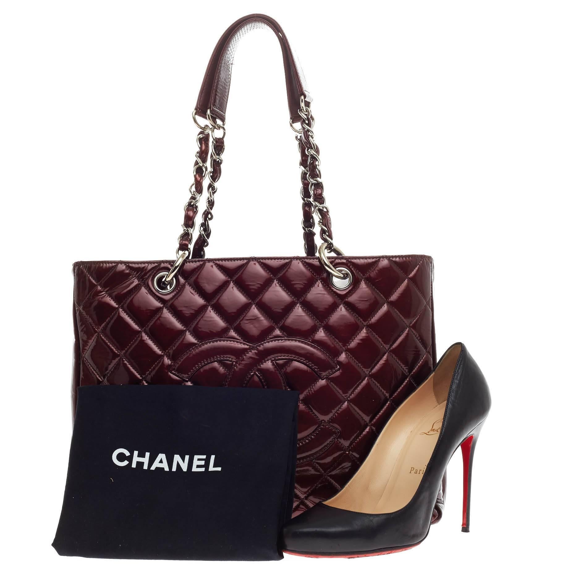 This authentic Chanel Grand Shopping Tote Patent showcases a classic yet luxurious style perfect for everyday use. Crafted from deep burgundy diamond quilted patent leather, this versatile, chic tote features woven-in leather chain straps with