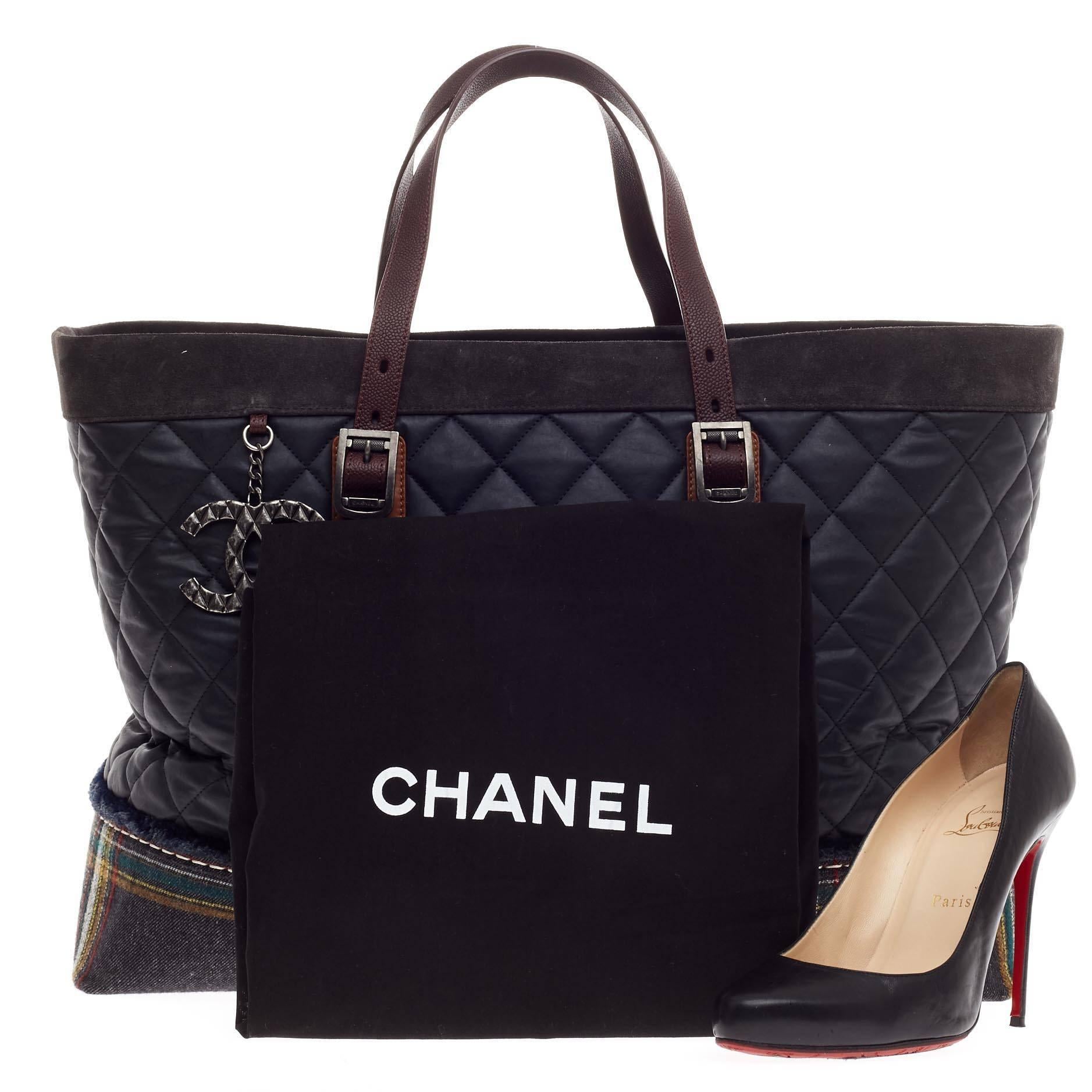 This authentic Chanel Paris-Edinburgh Tote Mixed Leather with Flannel presented in the brand's pre-fall Paris-Edinburgh Metiers D’Art 2012 Collection showcases a medieval-inspired aesthetic with scottish flair. Constructed from Chanel’s signature