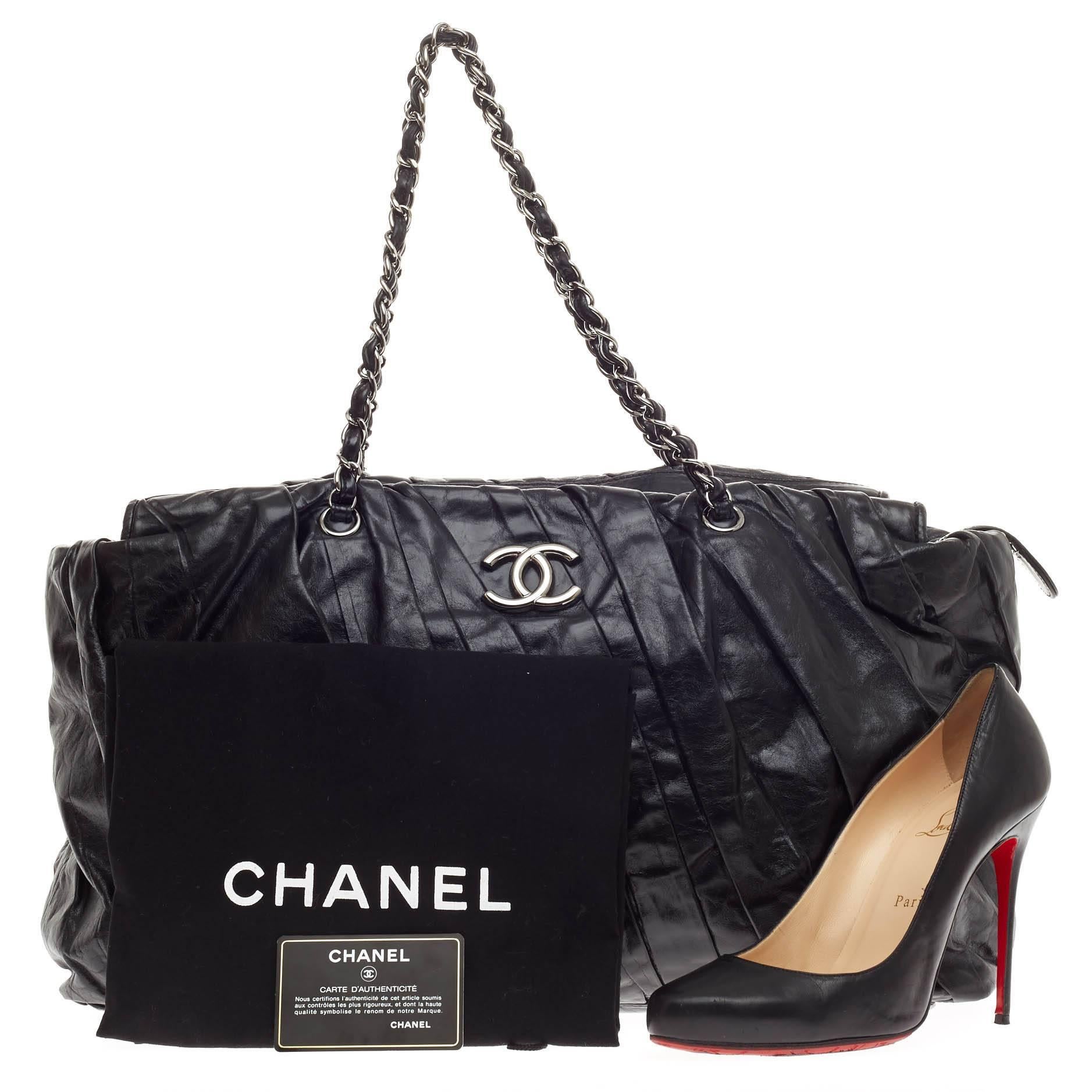 Diese authentische Chanel Twisted Tote Glazed Calfskin East West ist ein auffälliges:: unverwechselbares Design:: das von Chanel-Fans überall geliebt wird. Diese elegante Tasche ist aus schwarzem:: gedrehtem:: glasiertem Kalbsleder gefertigt:: das