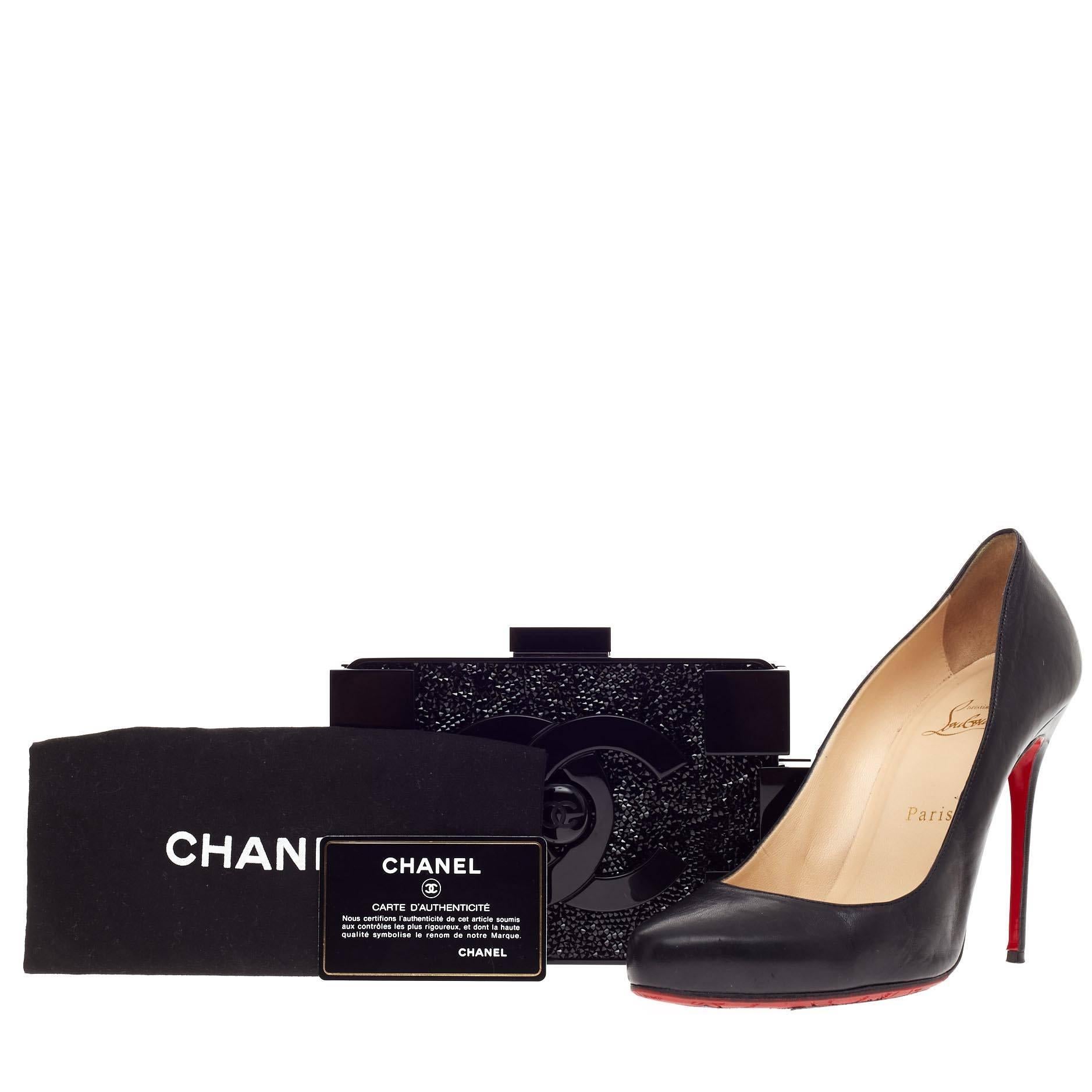 Diese authentische Chanel Lego Clutch Crystal Embellished Plexiglass aus der Herbst/Winter-Kollektion 2013 ist von klassischem Lego-Spielzeug inspiriert und verleiht ihm einen eigenen luxuriösen Touch. Diese limitierte:: schwer zu findende Clutch