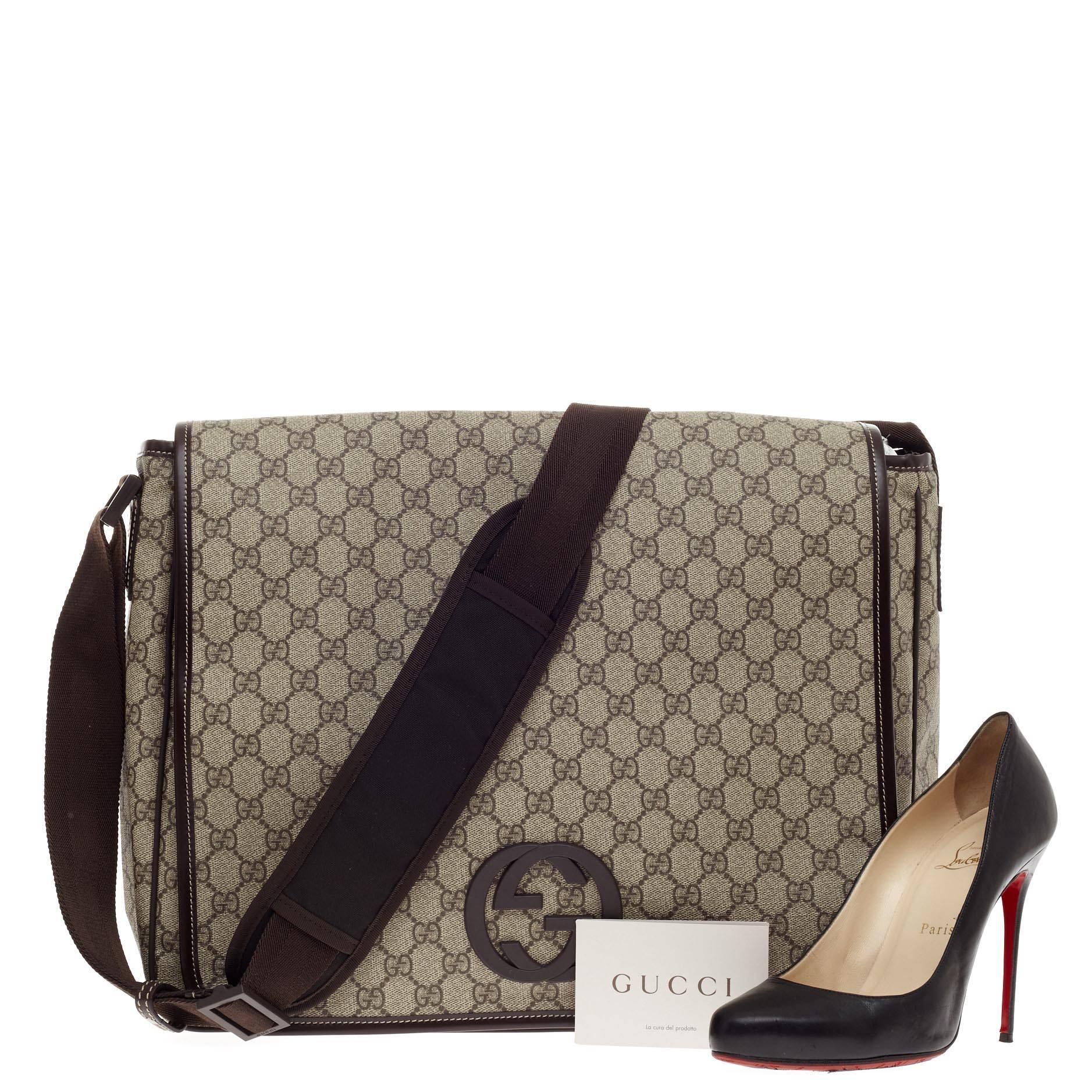 Diese authentische Gucci Interlocking G Messenger GG Coated Canvas Large ist ein Klassiker für Gucci-Liebhaber. Sie ist aus braunem GG-Coated Canvas gefertigt und verfügt über eine ineinandergreifende GG-Logo-Hardware:: braune Lederbesätze:: einen