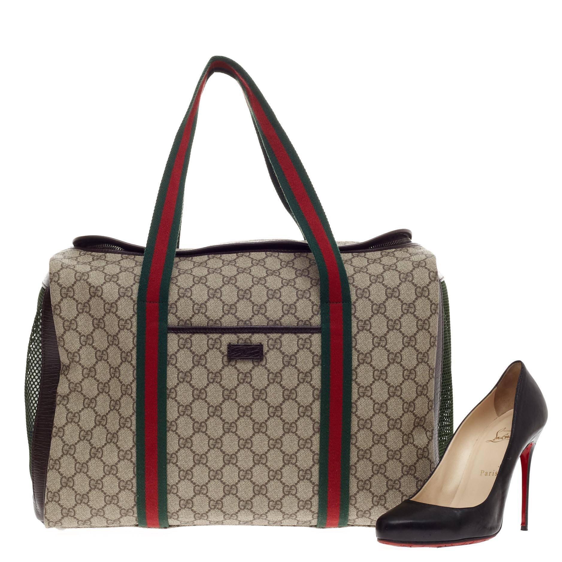 Dieser authentische Gucci Pet Carrier GG Canvas Large ist ein Muss für Hundeliebhaber:: die stilvoll reisen möchten. Die aus taupefarbenem GG-Canvas gefertigte Tasche für Haustiere verfügt über zwei Gucci-Griffe in grüner und roter Farbe:: eine