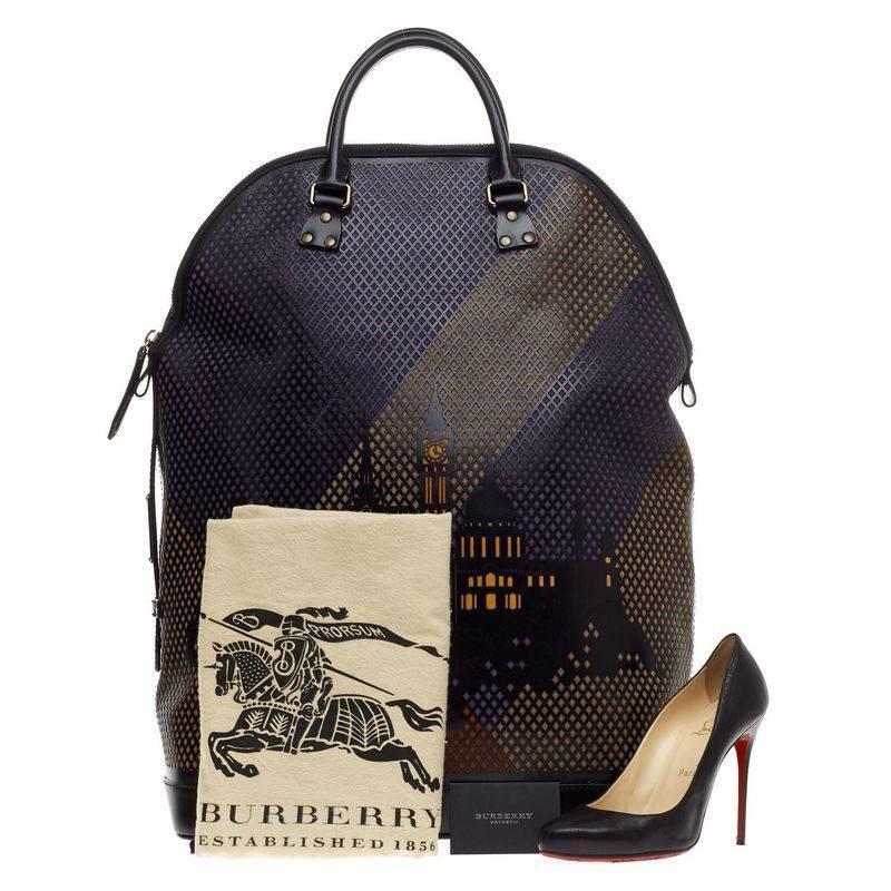 Diese authentische Burberry St Ives Satchel Perforated City Motif Leather Large aus der Herbst/Winter-Kollektion 2014 der Marke:: die von der schönen keltischen Stadt St. Ives inspiriert wurde:: ist eine moderne Henkeltasche:: die für jede