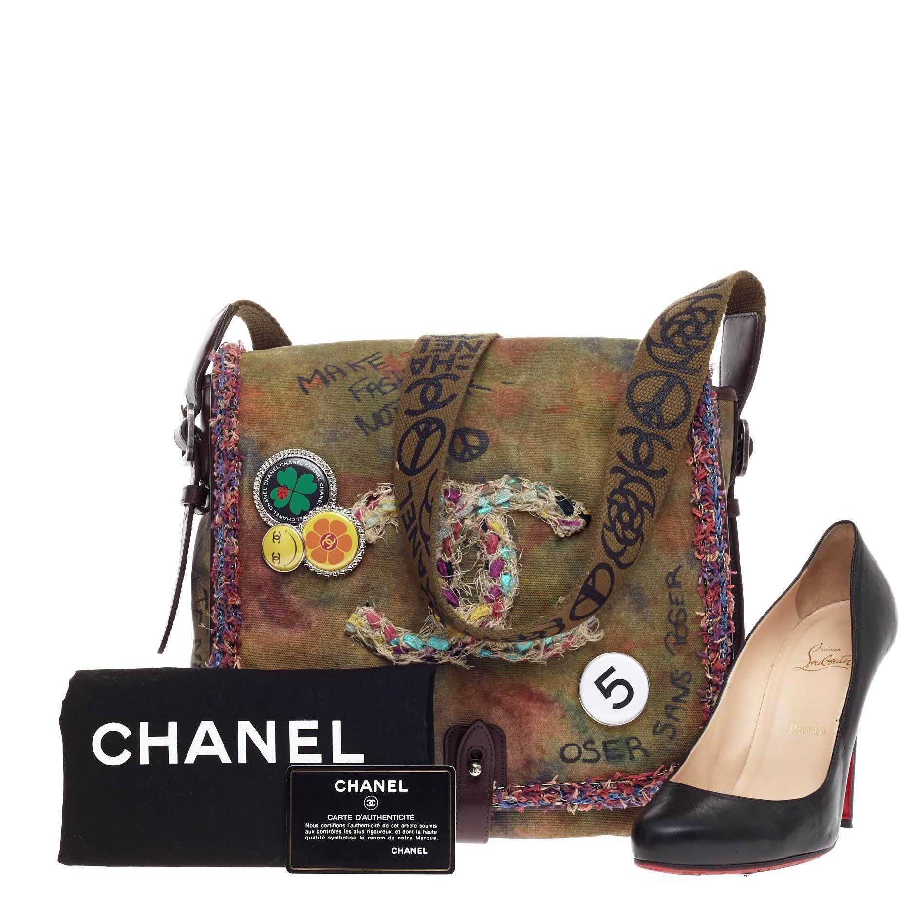 This authentic Chanel On The Pavement Graffiti Messenger Canvas Small presented in the brand's Spring/Summer 2015 Collection exudes contemporary styling with a unique, 70s-inspired twist. Constructed from khaki washed canvas with a hand-written