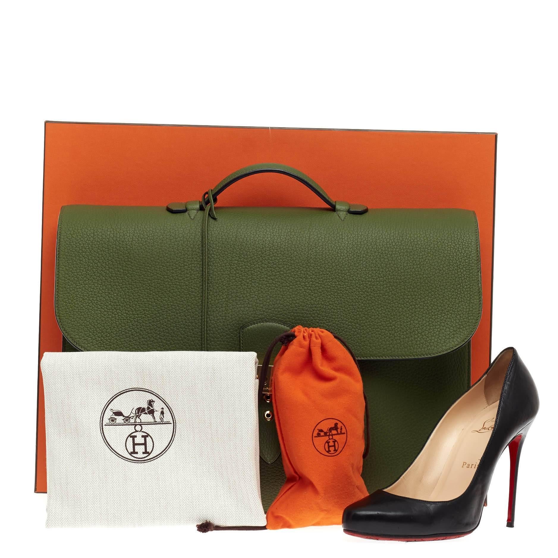 This authentic Hermes Sac a Depeche Fjord 40  showcases a simple yet modern style perfect for everyday office use. Crafted from vert feuillage green fjord leather, this beautiful, timeless briefcase features flat top handle, accordion-like side