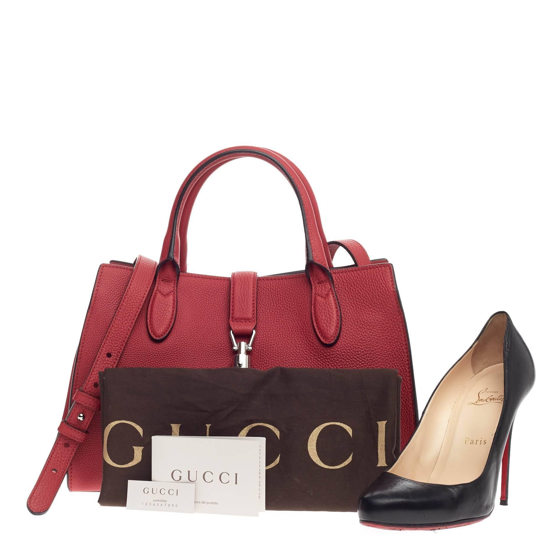 This authentic Gucci Jackie Soft Tote Leather Small is a must-have tote fit for the modern woman. Constructed from classic red pebbled leather, this iconic, minimalist take on the iconic Jackie features a soft-structured silhouette, dual-rolled