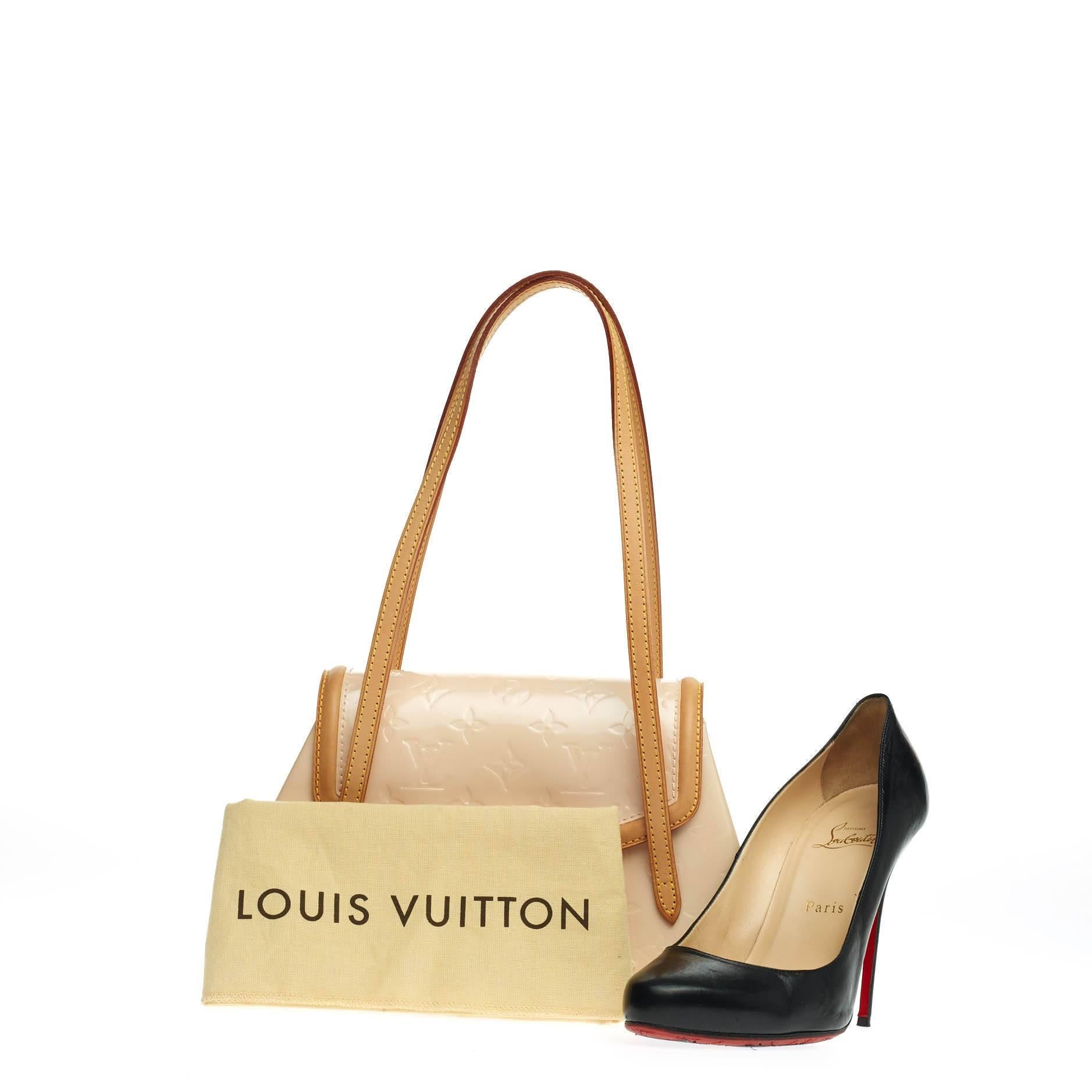 This authentic Louis Vuitton Biscayne Bay Monogram Vernis PM is a rare piece from the vernis collection. Crafted in marshmallow pink monogram vernis, this elegant saddle bag features a fun and unique shape with long natural cowhide shoulder strap