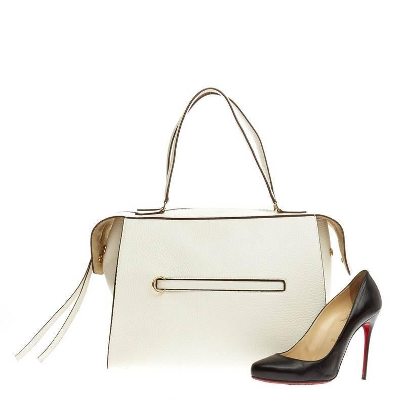 This authentic Celine Ring Bag Calfskin Medium presented in the brand's Spring 2015 Collection mixes clean sophistication with understated functionality. Designed in white calfskin leather, this subdued satchel features a soft-structured silhouette,
