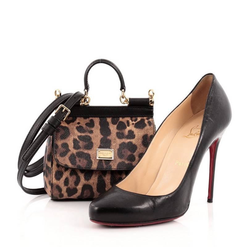 This authentic Dolce & Gabbana Miss Sicily Leopard Print Leather Mini pays homage to the designers' Sicilian heritage with a fresh twist. Crafted from leopard print leather, this miniature bag features a short leather top handle, detachable shoulder