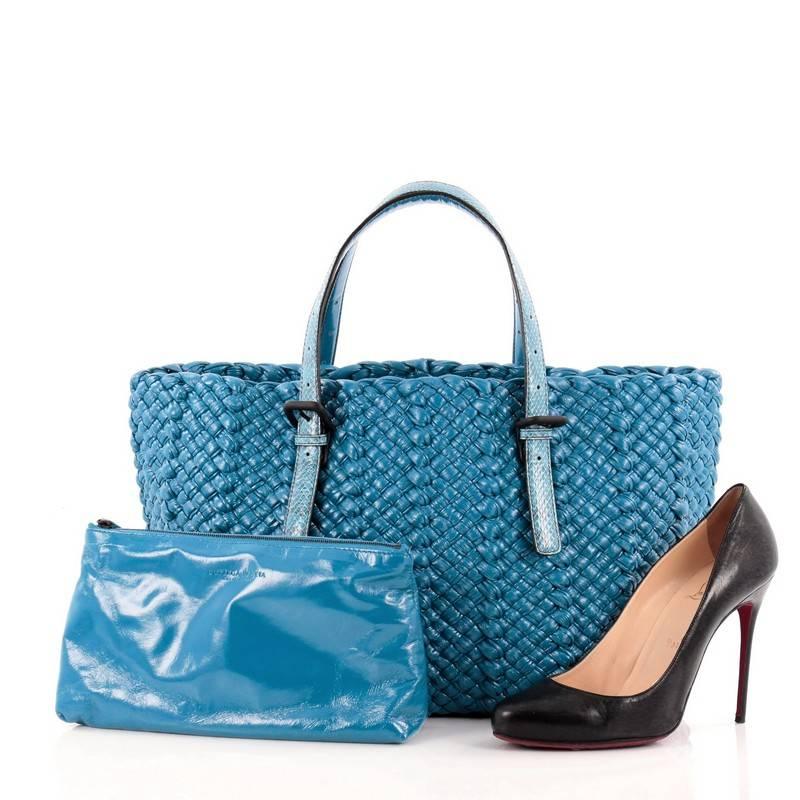 This authentic Bottega Veneta Empire Tote Intrecciato Lambskin Vernice with Snakeskin Large is a statement piece you can surely take from day to night. Crafted in blue lambskin vernice woven in Bottega Veneta's signature intrecciato method, this