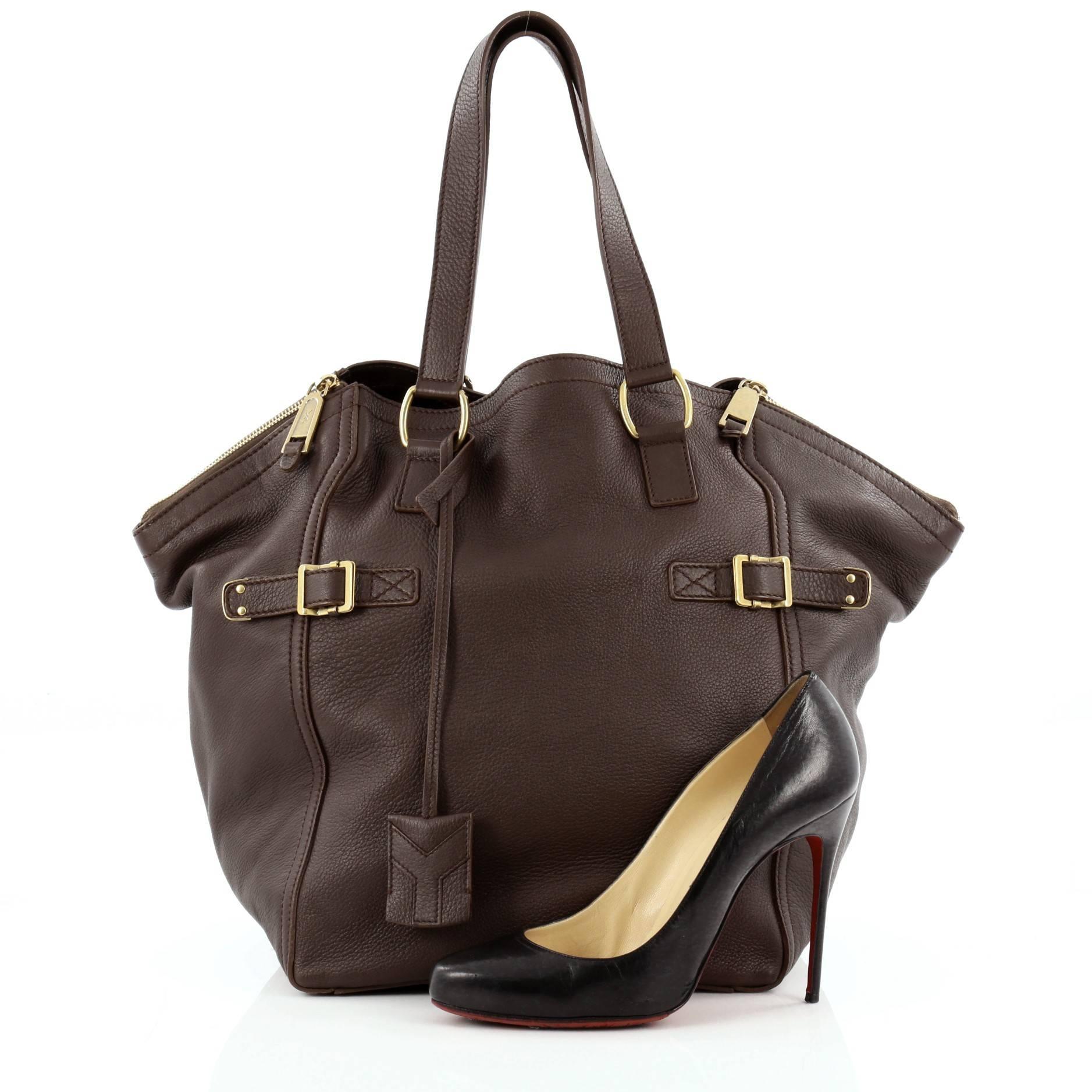 This authentic Saint Laurent Downtown Tote Leather Medium is a simple, daily tote made for the modern woman. Constructed in brown leather, this tote features dual tall straps, buckle detailing, front zipped pocket, protective base studs and