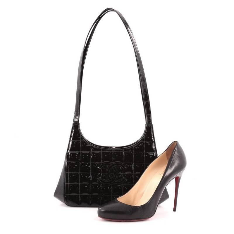This authentic Chanel Vintage Chocolate Bar Kisslock Shoulder Bag Quilted Patent Medium is a unique and timeless piece that is sure to turn heads. Crafted in black quilted patent leather, this shoulder bag features square quilting, dual-tall leather