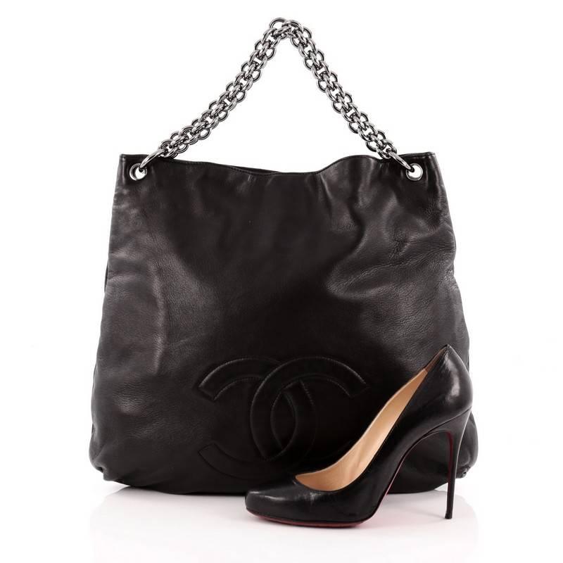 This authentic Chanel Soft and Chain Hobo Leather Large appeals to the modern woman with its slouchy nature and chic design. Crafted from smooth black leather, this roomy hobo features a short chunky chain-link shoulder strap, large CC logo