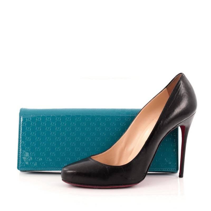 This authentic Gucci Broadway Clutch Patent Microguccissima Leather Medium serves as a sleek everyday accessory as well as an elegant evening clutch. Crafted in teal GG patent leather in Gucci’s signature embossed microguccissima print, this