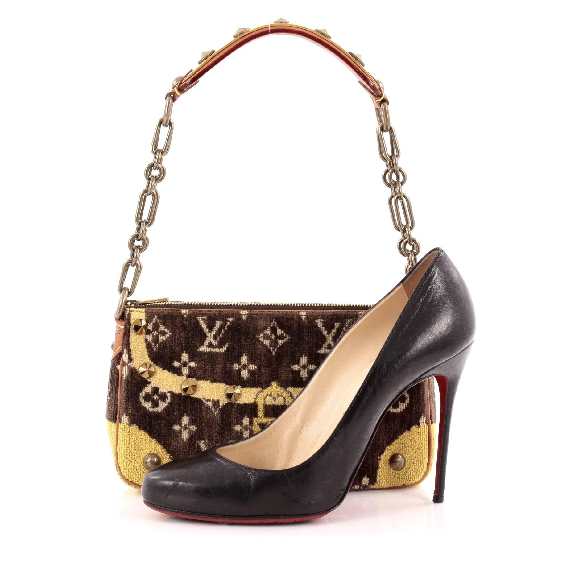 This authentic Louis Vuitton Trompe L'Oeil Pochette Monogram Velvet released during the Fall/Winter 2004 Collection is twist to its classic clutch design. Crafted in brown and yellow monogram velvet, this pochette features chain link straps with