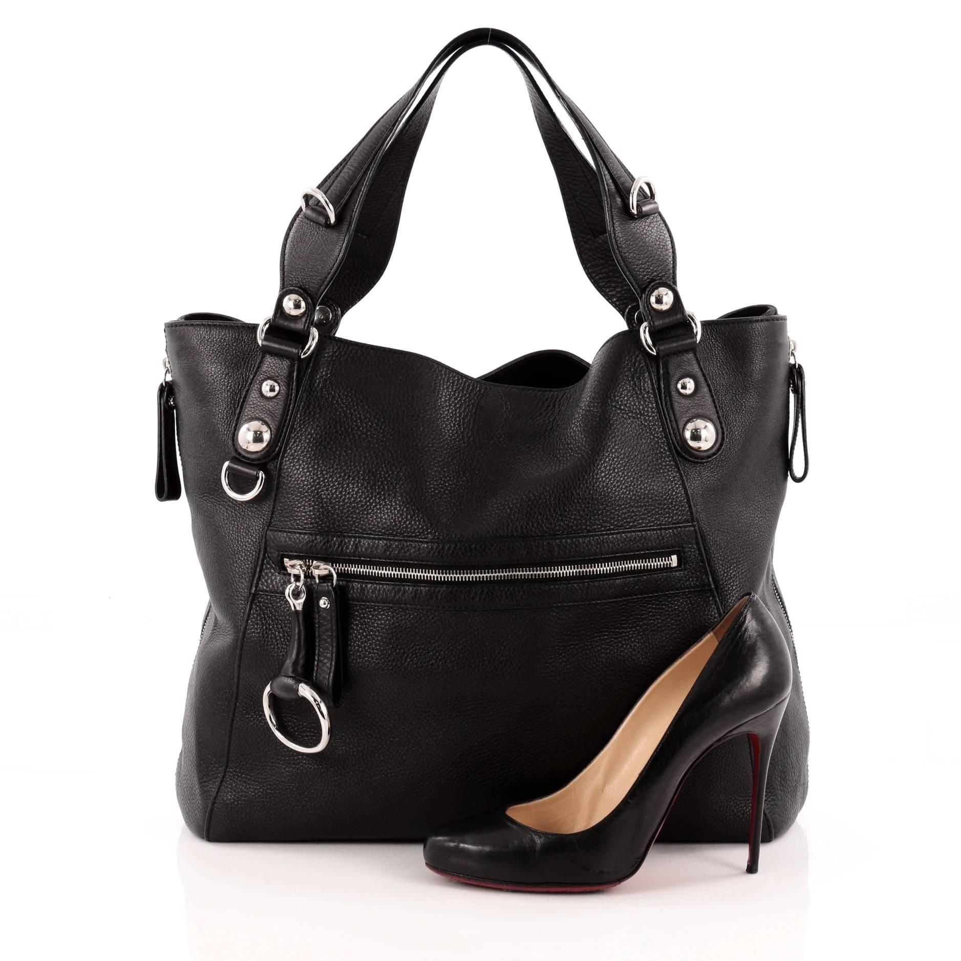 This authentic Gucci Icon Bit Zip Tote Leather Large is an excellent tote, ideal for everyday use. Crafted from supple black leather, this stylish tote features decoratively leather strap top handles, exterior front zip pocket with horsebit detail