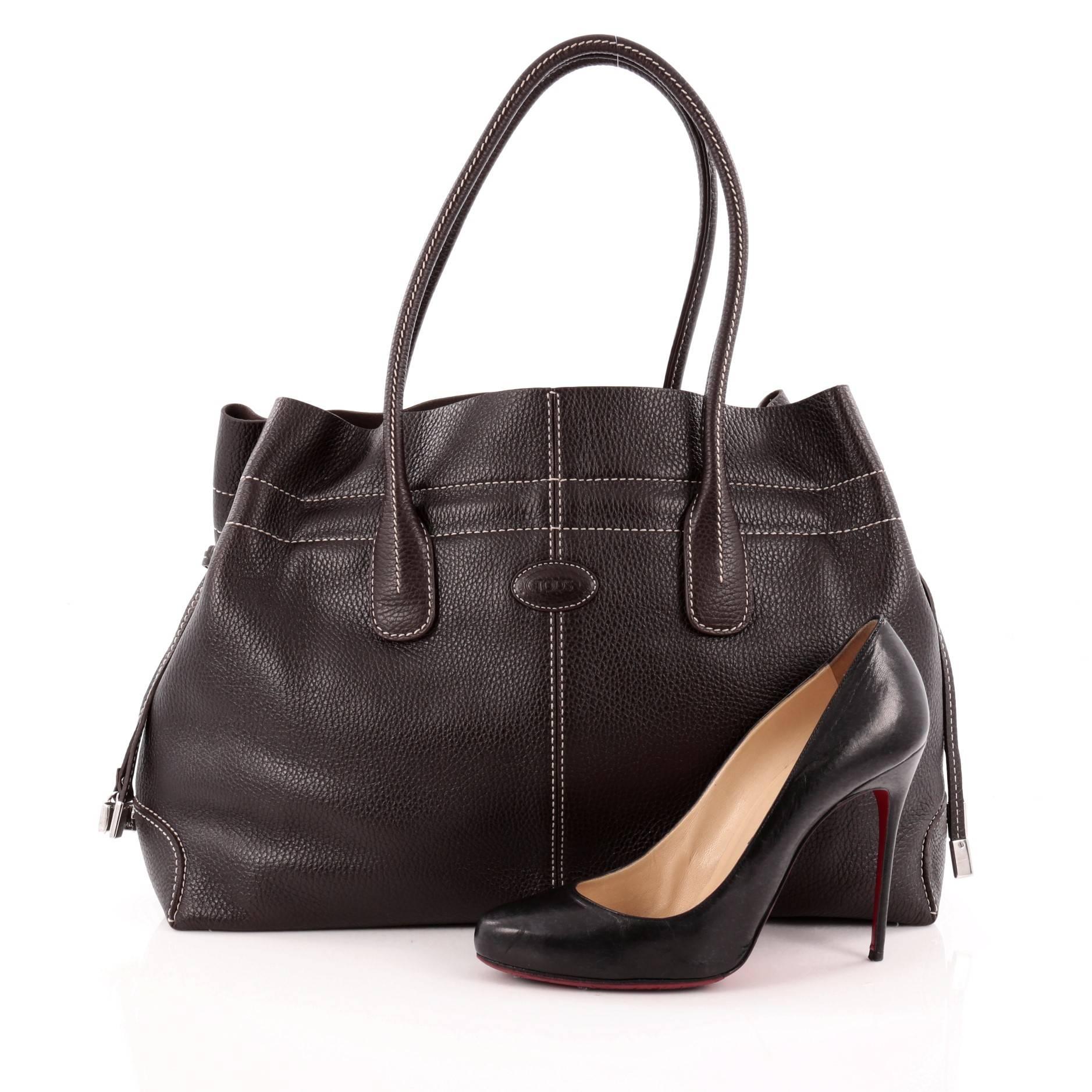 Diese authentische Tod's Classic D-Bag Tote Leather Medium ist das perfekte Accessoire für den Alltag und die Arbeit. Diese unkomplizierte:: leicht zu tragende Tasche aus braunem:: genarbtem Leder verfügt über zwei gerollte:: schmale Griffe::
