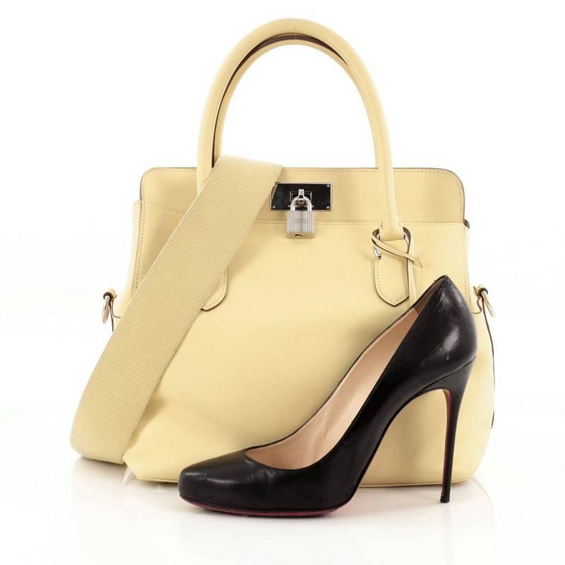 This authentic Hermes Toolbox Handbag Swift 26 presented first in the the brand's Fall/Winter 2010 Collection is a classic, luxurious piece essential for any Hermes lover. Crafted from soufre yellow swift leather, this demure yet elegant tote