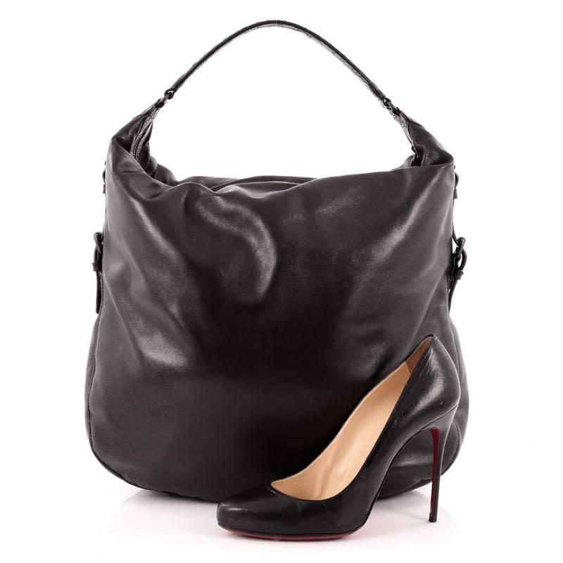 This authentic Bottega Veneta San Marco Hobo Leather with Crocodile Large displays a classic style that's perfect for your everyday looks. Crafted from black leather, this hobo features looping leather top handle with gunmetal buckles and