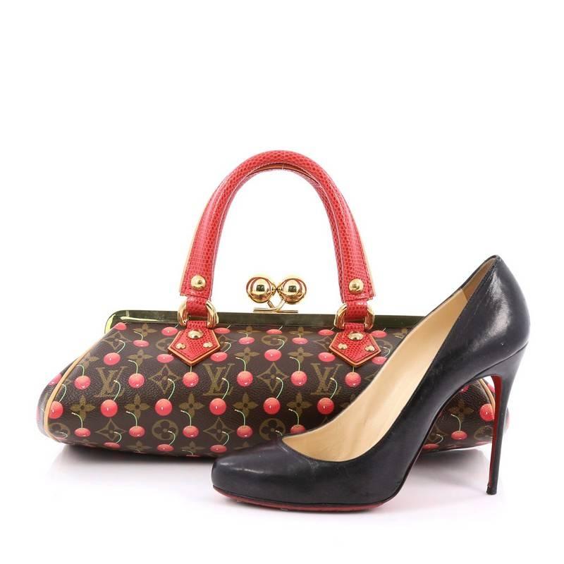 Diese authentische Louis Vuitton Sac Fermoir Handtasche Limited Edition Cerises mit Lizard GM ist eine elegante Tasche aus der Takashi Murakami Spring/Summer 2005 Collection. Diese luxuriöse Tasche aus braunem, mit Monogrammen beschichtetem Canvas