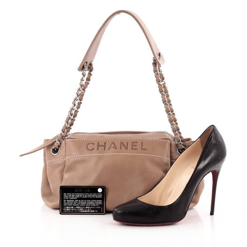 This authentic Chanel LAX Accordion Camera Bag Leather Small is ideal for everyday use. Crafted in brown leather, this feminine and lightweight camera bag features woven-in leather chain straps that cinches the exterior side pockets, embossed Chanel