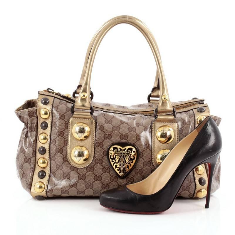 This authentic Gucci Babouska Heart Zip Satchel GG Coated Canvas Medium is sophisticated and luxurious in design ideal for everyday use. Crafted from brown GG coated canvas, this satchel features dual-rolled leather handles, gold leather trims,