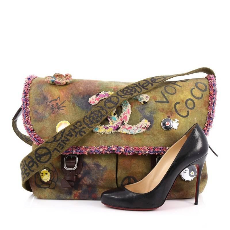 This authentic Chanel On The Pavement Graffiti Messenger Bag Canvas Large presented in the brand's Spring/Summer 2015 Collection exudes contemporary styling with a unique, 70s-inspired twist. Constructed from khaki washed canvas with a hand-written