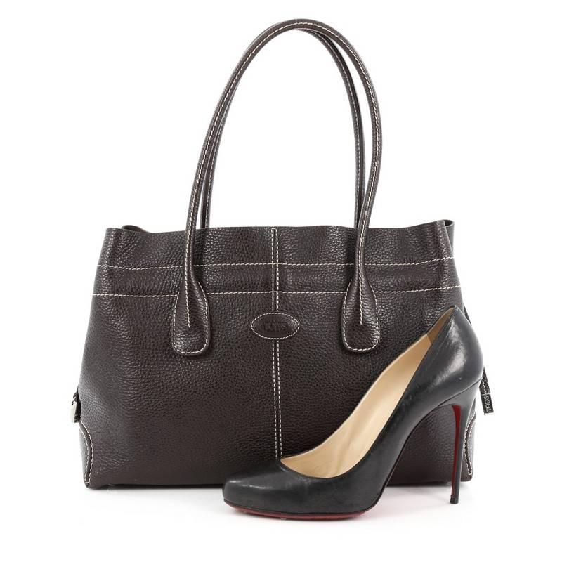 This authentic Tod's Classic D-Bag Tote Leather Small is the perfect accessory for everyday and work excursions. Constructed in brown grainy leather, this no-fuss, easy-to-carry tote features dual rolled slim handles, stand-out white contrast