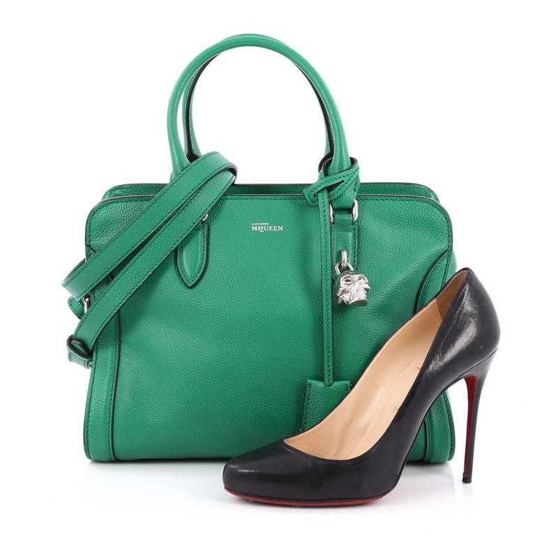 This authentic Alexander McQueen Padlock Zip Around Tote Leather Small is a youthful and vibrant accessory made for every fashionista. Crafted from green leather, this functional tote features dual-rolled handles, leather shoulder strap, defined