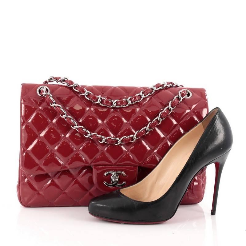 This authentic Chanel Classic Double Flap Bag Quilted Patent Jumbo exudes a classic yet easy style made for the modern woman. Crafted from red patent leather, this elegant flap features Chanel's signature diamond quilted design, woven-in leather