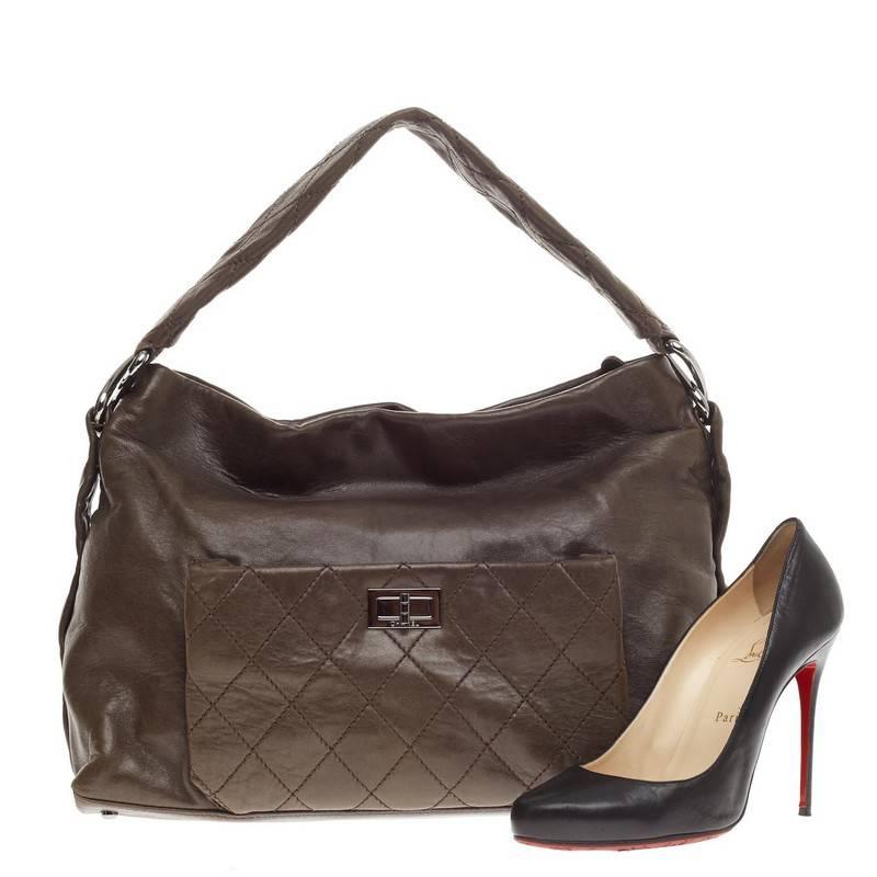 This authentic Chanel 8 Knots Hobo Lambskin showcases a classic and timeless design perfect for modern woman. Crafted from coffee brown lambskin, this easy-to-carry hobo features a single wide diamond quilted leather strap with 8 knot hardware