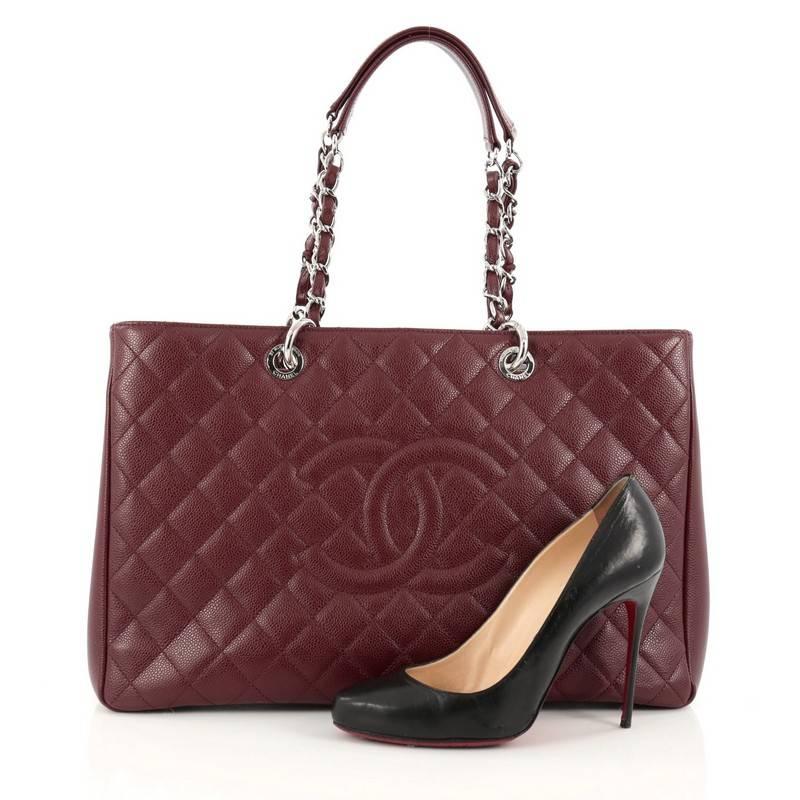 This authentic Chanel Grand Shopping Tote Quilted Caviar XL is perfect for everyday use with a classic yet luxurious style. Crafted in burgundy diamond quilted caviar leather, this versatile, timeless tote features a stitched CC in the middle,