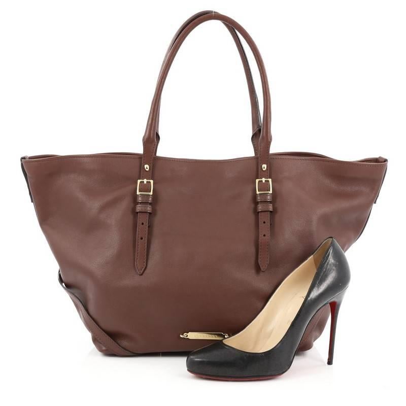 This authentic Burberry Bridle Salisbury Tote Leather Medium is perfect for casual wear. Crafted from brown leather, this soft structured tote features dual thin-rolled leather top handles with buckle details, brown leather zipper pulls, protective