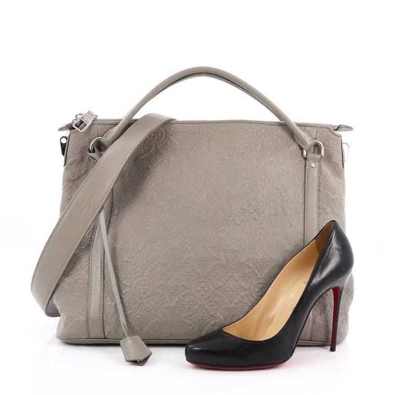 This authentic Louis Vuitton Antheia Ixia Handbag Leather MM showcased in Louis Vuitton's Spring 2010 Collection and named after the greek goddess of flowers is a luxurious bag perfect for your everyday looks. Crafted from grey leather decorated in