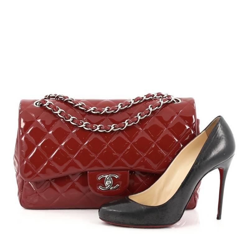 This authentic Chanel Classic Double Flap Bag Quilted Patent Jumbo exudes a classic yet easy style made for the modern woman. Crafted from red patent leather, this elegant flap features Chanel's signature diamond quilted design, woven-in leather