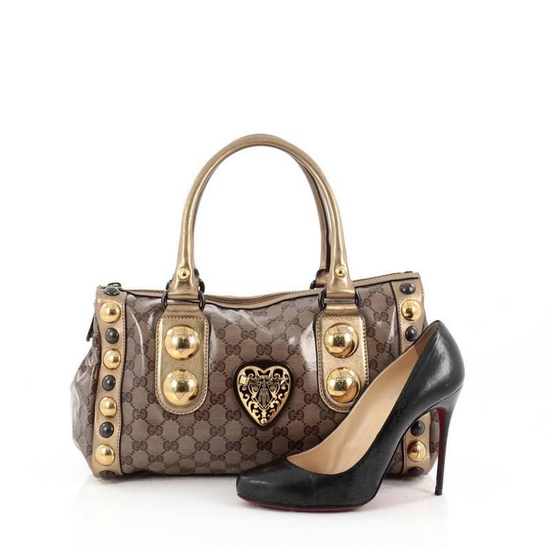 This authentic Gucci Babouska Heart Zip Satchel GG Coated Canvas Medium is sophisticated and luxurious in design ideal for everyday use. Crafted from brown GG coated canvas, this satchel features dual-rolled leather handles, gold leather trims,