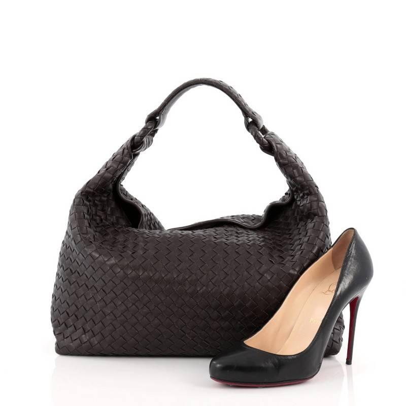 This authentic Bottega Veneta Sloane Hobo Intrecciato Nappa Medium is an ideal everyday hobo with an iconic style. Crafted from brown intrecciato nappa leather, this stylish hobo features a looping woven shoulder strap, magnetic flap opening and