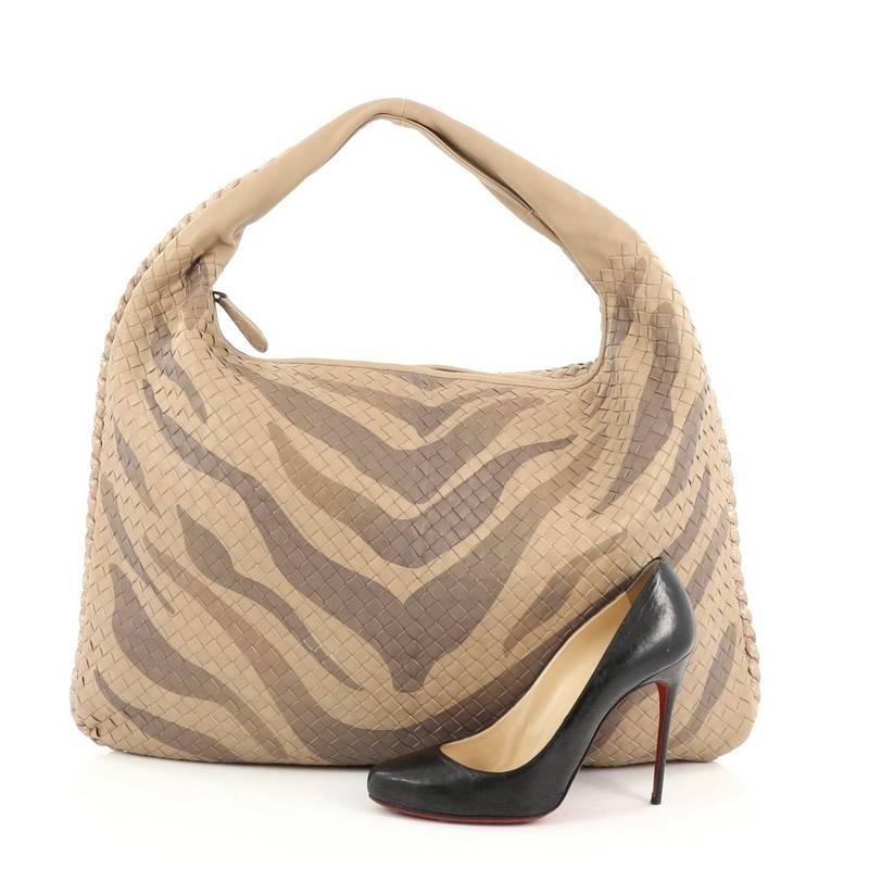 This authentic Bottega Veneta Veneta Hobo Printed Intrecciato Nappa Maxi is a timelessly elegant bag with a casual silhouette. Excellently crafted from tan printed nappa leather woven in Bottega Veneta's signature intrecciato method, this no-fuss