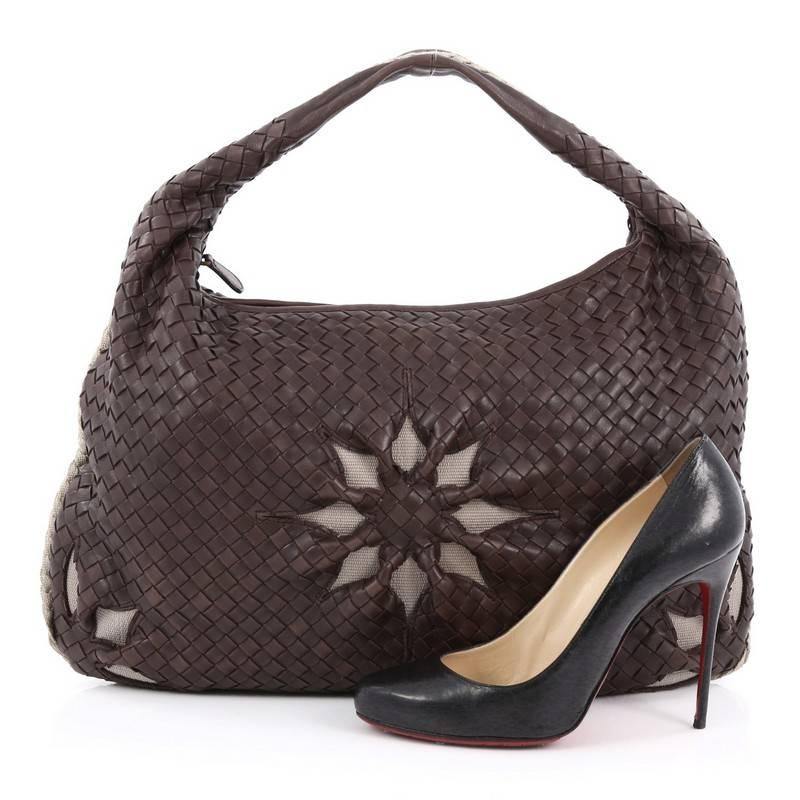 This authentic Bottega Veneta Veneta Hobo Cut Out Intrecciato Nappa Large is a timelessly elegant accessory with a casual silhouette. Crafted from brown nappa leather woven in Bottega Veneta's signature intrecciato method, this effortless, exquisite
