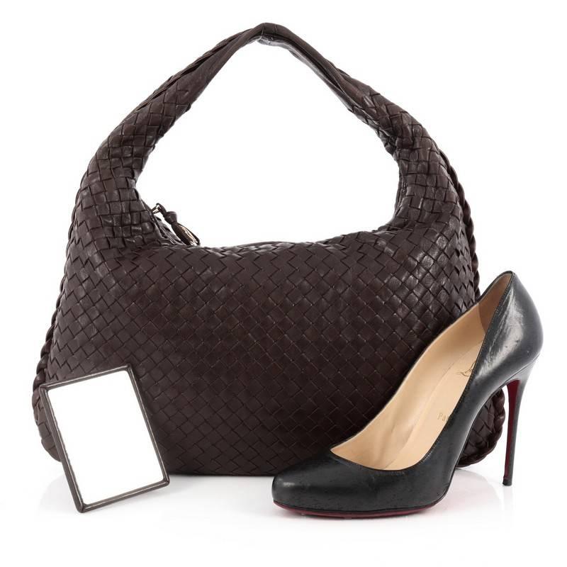 This authentic Bottega Veneta Veneta Hobo Intrecciato Nappa Medium is a timelessly elegant bag with a casual silhouette. Excellently crafted from brown nappa leather woven in Bottega Veneta's signature intrecciato method, this no-fuss hobo features